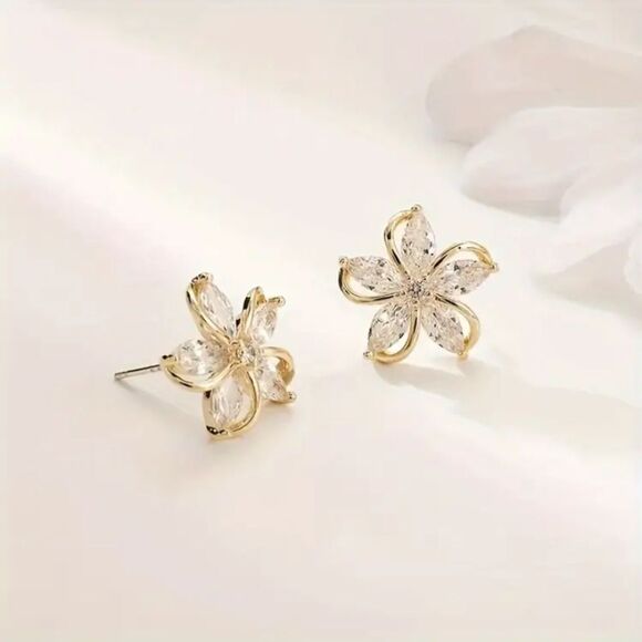 ✨🆕✨ Elegant Flower Rosegold Sparkling Earrings ✨ - Picture 4 of 10